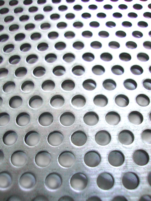 Plech děrovaný 1 mm kruhový otvor 5 mm předsazená rozteč 8 mm (1x2m)